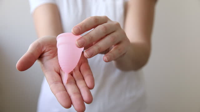 how to use a menstrual cup